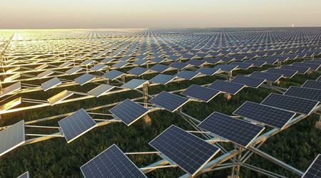 青海油田首個(gè)"光伏+儲(chǔ)能"地面光伏項(xiàng)目日均發(fā)電破萬(wàn)度